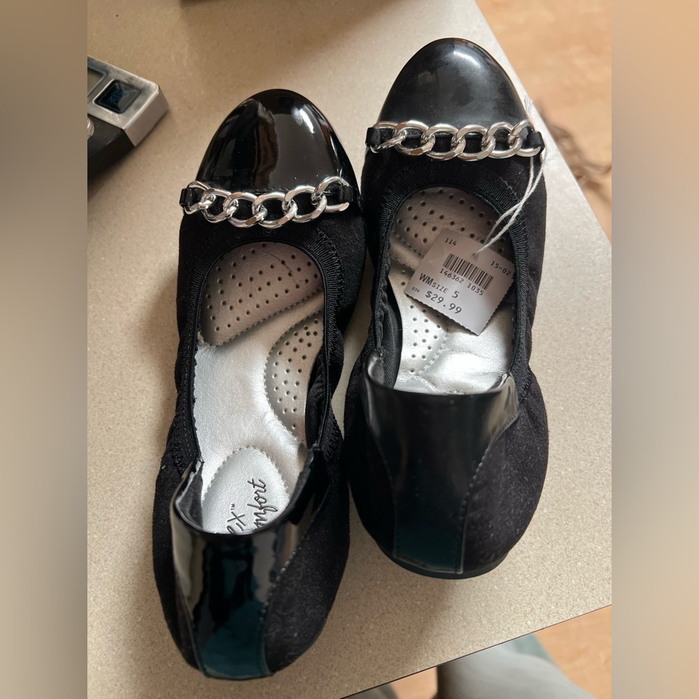 size 5 NWT Dexflex black ballet flats with chain
